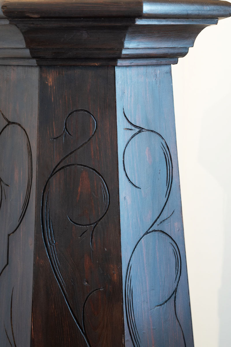 Pedestal de roble teñido