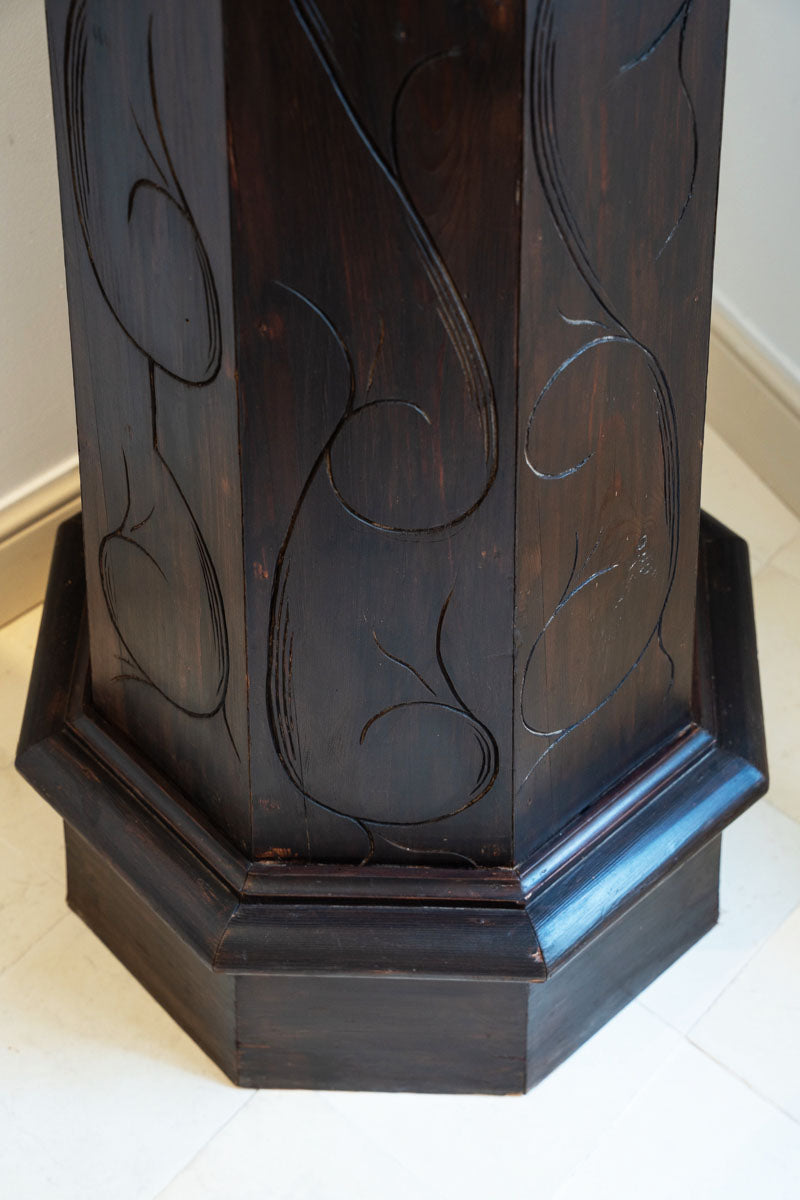 Pedestal de roble teñido