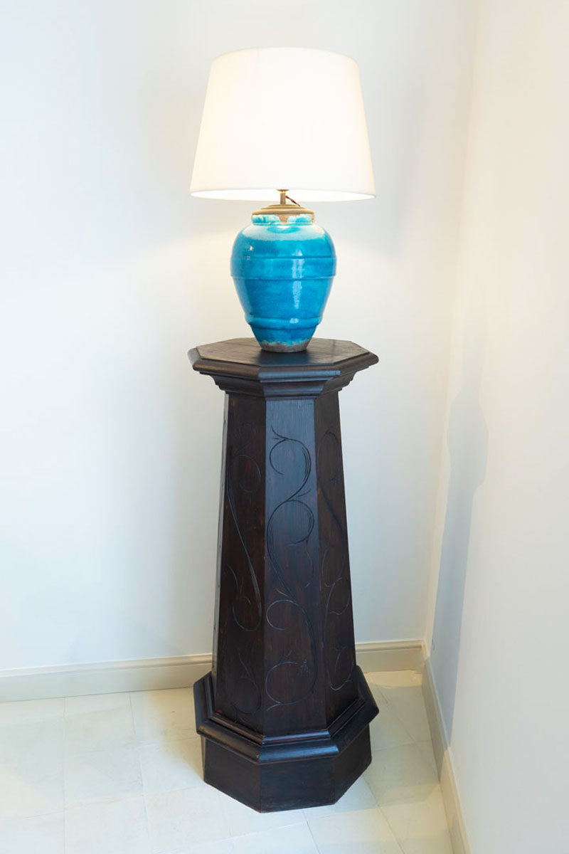 Pedestal de roble teñido