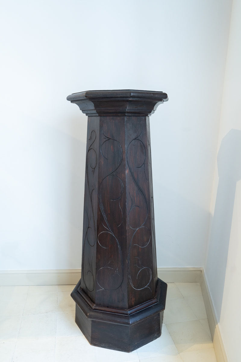 Pedestal de roble teñido